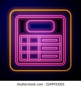 Icono del tablero de la estación de tren de neón brillante aislado en el fondo negro. Cuadro de mandos mecánico. Información del vuelo en el cartel del tren.  Vector