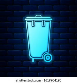 Glowing neon Trash can icon isolated on brick wall background. Garbage bin sign. Recycle basket icon. Office trash icon.  Vector Illustration
