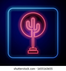 Icono de neón brillante aislado en fondo azul. Símbolo de bosque.  Ilustración vectorial