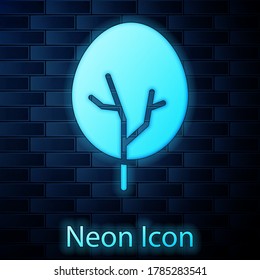 Icono de neón brillante aislado en fondo de pared de ladrillo. Símbolo de bosque. Vector