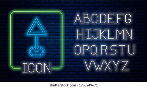 Icono en blanco de advertencia del triángulo de neón brillante aislado en el fondo de la pared de ladrillo. Reglas de tráfico y conducción segura. Alfabeto de neón claro. Vector