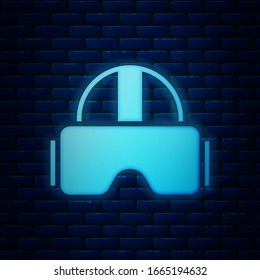 Icono de lentes de realidad virtual brillantes aislado en fondo de pared de ladrillo. Máscara 3d vr esteoscópica. Ilustración vectorial