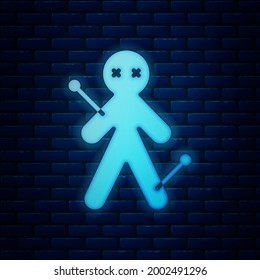 Icono de muñeca de neón brillante Voodoo aislado en el fondo de la pared de ladrillo.  Ilustración vectorial