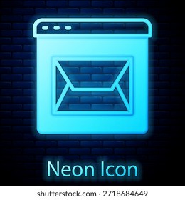 Sitio web de neón brillante y sobre, nuevo mensaje, icono de correo aislado en el fondo de la pared de ladrillo. Uso para boletines de correo electrónico, encabezados, publicaciones de blog.  Vector