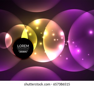 Composición de círculos brillantes y superpuestos sobre fondo oscuro, colores púrpura y amarillo efectos de luz de estilo mágico plantilla de diseño abstracto