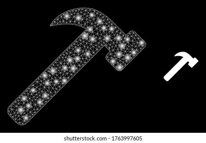 Herramienta martillo de malla de tela brillante con manchas brillantes. Constelación vectorial iluminada 2d creada a partir del icono de herramienta martillo. Herramienta de martillo poligonal de malla de la canal de espuma.