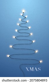 Luces blancas brillantes en forma de árbol de Navidad sobre fondo azul de la pared. Tarjeta de felicitación de Navidad. Plantilla para banner vertical, publicidad en sitios web, invitación de partido, medios sociales, instastories.