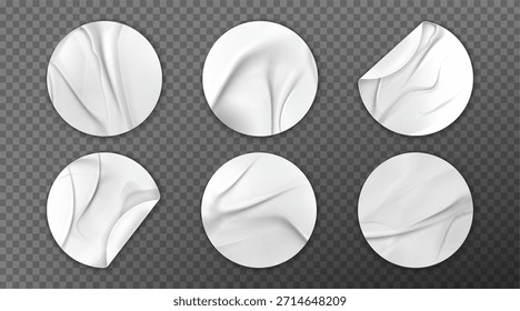 Geklebte runde Aufkleber einzeln auf transparentem Hintergrund. Vektorrealistische Illustration von leeren Flecken mit zerknitterter Oberfläche und geschälten Kanten, leeres Verkaufsetikett, zerknittertes Preisschild, Faltenstruktur