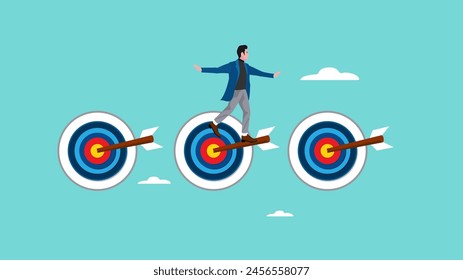 proceso de logro de objetivos, estrategia o esfuerzo para alcanzar un objetivo al siguiente, hombre de negocios caminando más allá de un tablero de dardos a otro tablero de dardos para lograr todos los objetivos de negocios