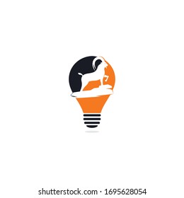 Concepto de plantilla de logotipo para la forma de la bombilla. Diseño del logo del vector de cabra de montaña. Diseño de ilustración de icono de la plantilla de logotipo de la cabeza de la cabra	