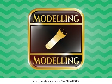  Tarjeta dorada o emblema con icono de linterna y texto de modelado dentro