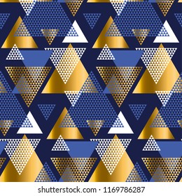 Moto repetible geométrico dorado y azul elegante con triángulos para envolver papel o tela. Ilustración vectorial de patrón moderno y transparente en estilo geométrico.