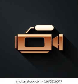 Icono de la cámara Gold Cinema aislado en fondo negro. Cámara de video. Signo de película. Proyector de película. Estilo de sombra largo.  Ilustración vectorial