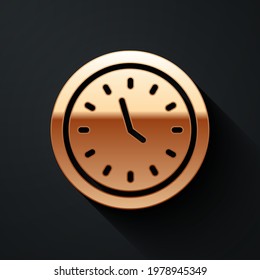 Icono de reloj de oro aislado en fondo negro. Símbolo de tiempo. Estilo de sombra larga. Ilustración vectorial
