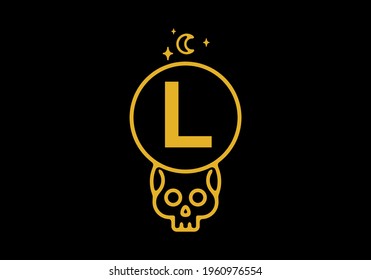goldene Farbe auf dunklem Hintergrund des L-Anfangsbuchstaben im Schädelkreis