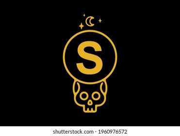 Gold color on dark background of S initial letter in skull circle