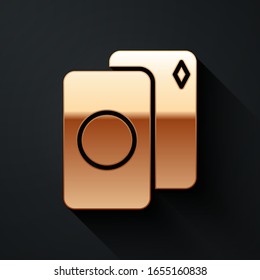 Icono de cartas de oro aislado en fondo negro. Juegos de casino. Estilo de sombra largo.  Ilustración vectorial