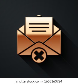 Icono de sobre Borrado dorado aislado en fondo negro. Eliminar o letra de error. Cruzar el mensaje. Correo rechazado. Estilo de sombra largo.  Ilustración vectorial