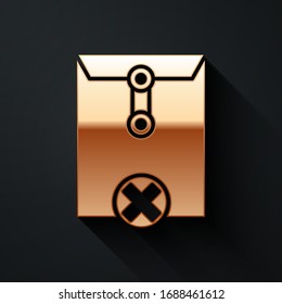 Icono de sobre Borrado dorado aislado en fondo negro. Eliminar o letra de error. Cruzar el mensaje. Correo rechazado. Estilo de sombra largo. Ilustración vectorial