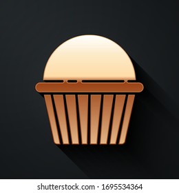 Icono de pastel de Pascua dorada aislado en fondo negro.Feliz Pascua. Estilo de sombra largo. Ilustración vectorial