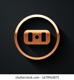 Icono de salida Gold Electrical aislado en fondo negro. Toma de corriente. Símbolo de rosette. Estilo de sombra largo. Ilustración vectorial