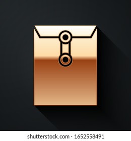 Icono sobre dorado aislado en fondo negro. Símbolo de carta de mensaje de correo electrónico. Estilo de sombra largo.  Ilustración vectorial