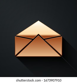 Icono sobre dorado aislado en fondo negro. Símbolo de carta de mensaje de correo electrónico. Estilo de sombra largo.  Ilustración vectorial
