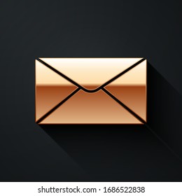 Icono sobre dorado aislado en fondo negro. Símbolo de carta de mensaje de correo electrónico. Estilo de sombra largo. Ilustración vectorial