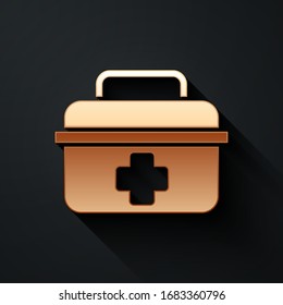 Icono del kit Gold First Aid aislado en fondo negro. Caja médica con cruz. Equipo médico de emergencia. Concepto de salud. Estilo de sombra largo. Ilustración vectorial