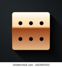 Icono de dados de Juego de Oro aislado en fondo negro. Juegos de casino. Estilo de sombra largo.  Ilustración vectorial