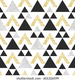 Goldener, geometrischer Dreieckshintergrund. Abstraktes nahtloses Muster mit Dreiecken in Gold und dunkelgrau. 