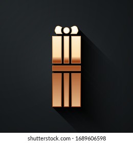 Icono de la caja Gold Gift aislado en fondo negro.Feliz cumpleaños. Estilo de sombra largo. Ilustración vectorial