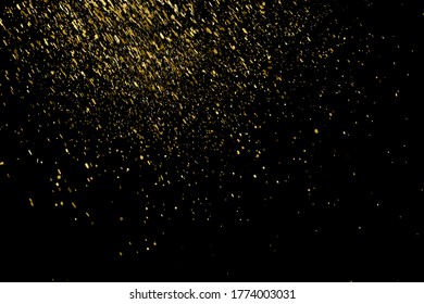 Gold Glitter Textur einzeln auf Schwarz. Farbe der gelben Partikel. Feierlicher Hintergrund. Goldene Explosion von Confetti. Design-Element. Digitales Bild. Vektorgrafik, EPS10.