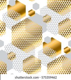 Moto creativo repetible en color oro y gris con triángulos y formas hexagonales para envolver papel o tela. El caos moderno ilustra perfectamente el patrón vectorial en estilo geométrico dinámico.