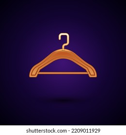 Icono del guardarropa Gold Hanger aislado en fondo negro. Icono de la vestimenta. Símbolo de servicio de ropa. Signo de colgador de lavado.  Vector