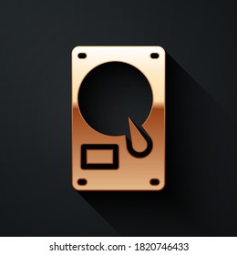 Icono de disco duro de oro aislado en fondo negro. Estilo de sombra larga. Ilustración vectorial