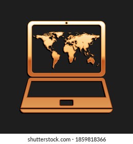 Portátil dorado con mapa mundial en el icono de pantalla aislado en el fondo negro. Símbolo mundial de geografía. Estilo de sombra larga. Vector.
