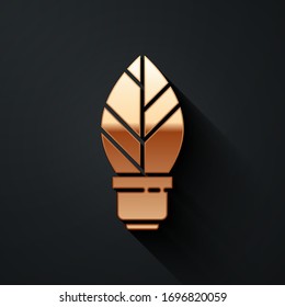 Bombilla dorada con icono de hoja aislada en fondo negro. Concepto de energía ecológica. Concepto de energía alternativa. Estilo de sombra largo. Ilustración vectorial
