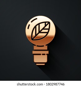 Bombilla dorada con icono de hoja aislada en el fondo negro. Concepto de energía ecológica. Concepto de energía alternativa. Estilo de sombra larga. Ilustración vectorial