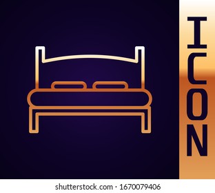 Línea dorada Gran cama para dos o una persona icono aislado en fondo negro. Ilustración vectorial