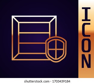 Línea dorada Seguridad del paquete de entrega con icono de escudo aislado en fondo negro. Seguro de entrega. Caja de cartón asegurada más allá de la pantalla. Ilustración vectorial
