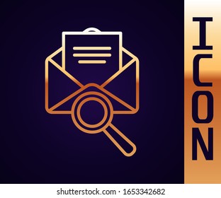 Línea dorada Correo sobre con icono de lupa aislado sobre fondo negro.  Ilustración vectorial