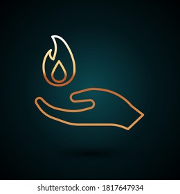 Mano de la línea dorada sosteniendo un icono de fuego aislado en un fondo azul oscuro.  Ilustración vectorial