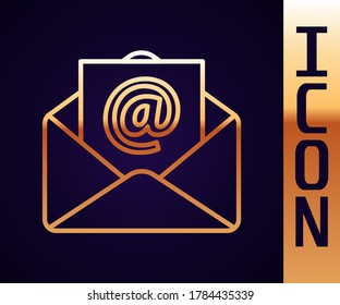 Línea dorada Correo e icono de correo electrónico aislado en fondo negro. Correo electrónico con símbolo de sobres. Señal de mensaje de correo electrónico.  Ilustración vectorial