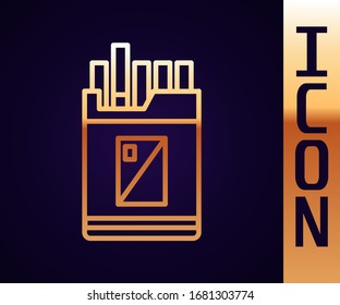 Línea dorada Abrir cigarrillos caja icono aislado en fondo negro. Paquete de cigarrillos. Ilustración vectorial
