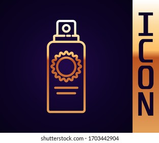 Línea dorada Icono del frasco de spray con pantalla solar aislado en fondo negro. Protección de la piel contra la luz solar ultravioleta. Ilustración vectorial