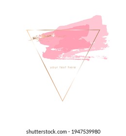 Marco triangular de línea dorada, pinceladas rosa pastel y roce dorado sobre un fondo blanco. Plantilla de diseño de vectores para tarjeta, portada, afiche. 