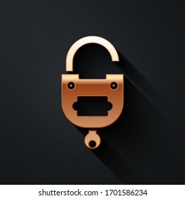 Candado dorado e icono de llave aislado en fondo negro. Signo de candado. Seguridad, protección, concepto de privacidad. Estilo de sombra largo. Ilustración vectorial
