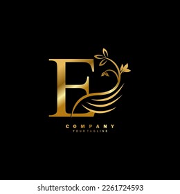 Logotipo de letra E de lujo dorado con hermoso adorno floral y de plumas. logo de plumas. Tipografía E, monograma E. Adecuado para logotipos de empresas, marcas, empresas, boutiques, logotipos de belleza, etc.