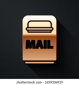 Icono de Gold Mail aislado en fondo negro. Icono de buzón. Postal de correo en el poste con la bandera. Estilo de sombra largo. Ilustración vectorial